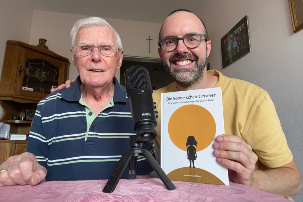 Heinz Sperling (links), Vorleser des Hörbuchs vom Kinderbuch "Die Sonne scheint immer". zusammen mit Autor und Enkel Patrick Plewe (rechts)